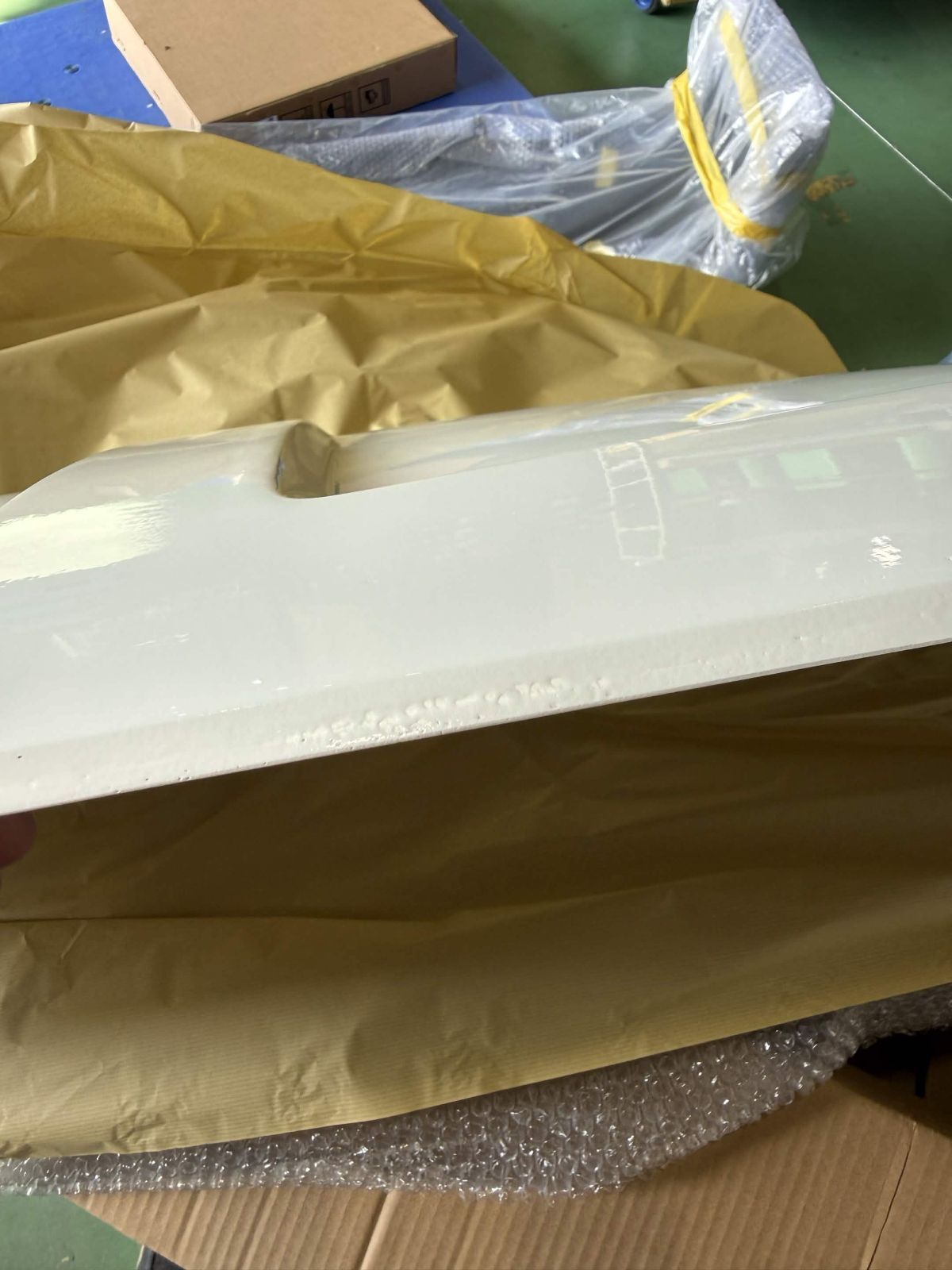 アウトレット HELIOS FRP ボンネット トヨタ 200系 ハイエース 標準 