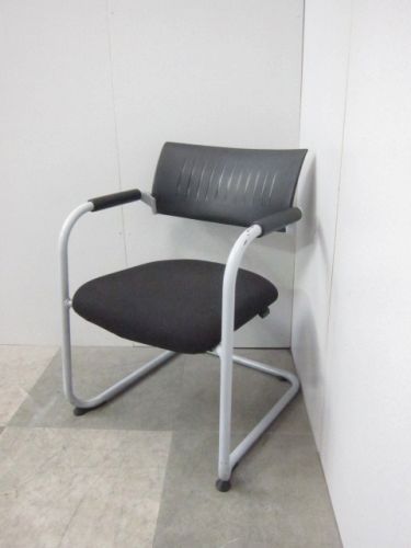 【中古品】Dauphin(ドーファン) 固定肘付スタッキングチェア ブラック