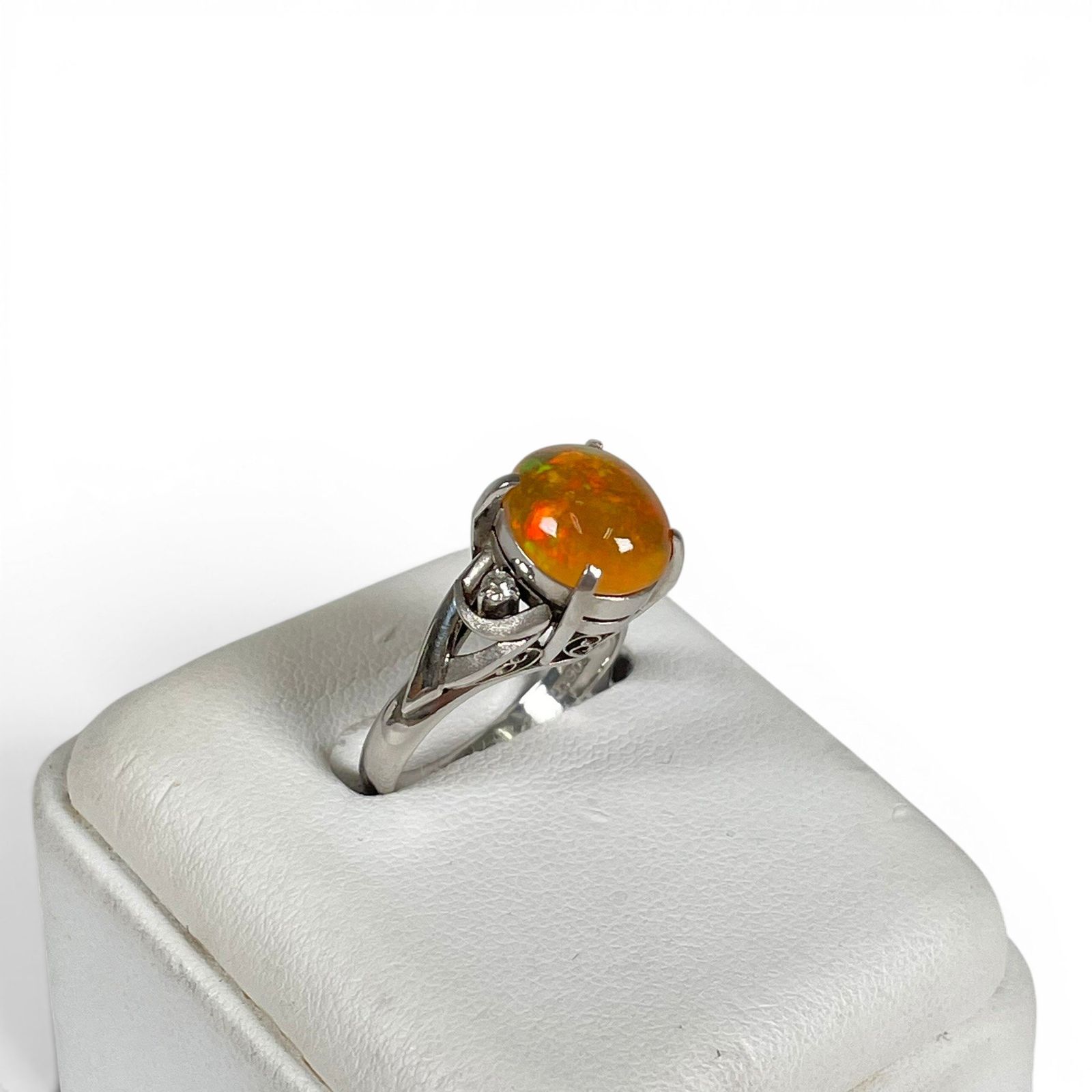 Pt900 ファイア―オパールリング ファイア―オパール2.28ct ダイヤ0.05ct 約10.5号 総重量約6.5g