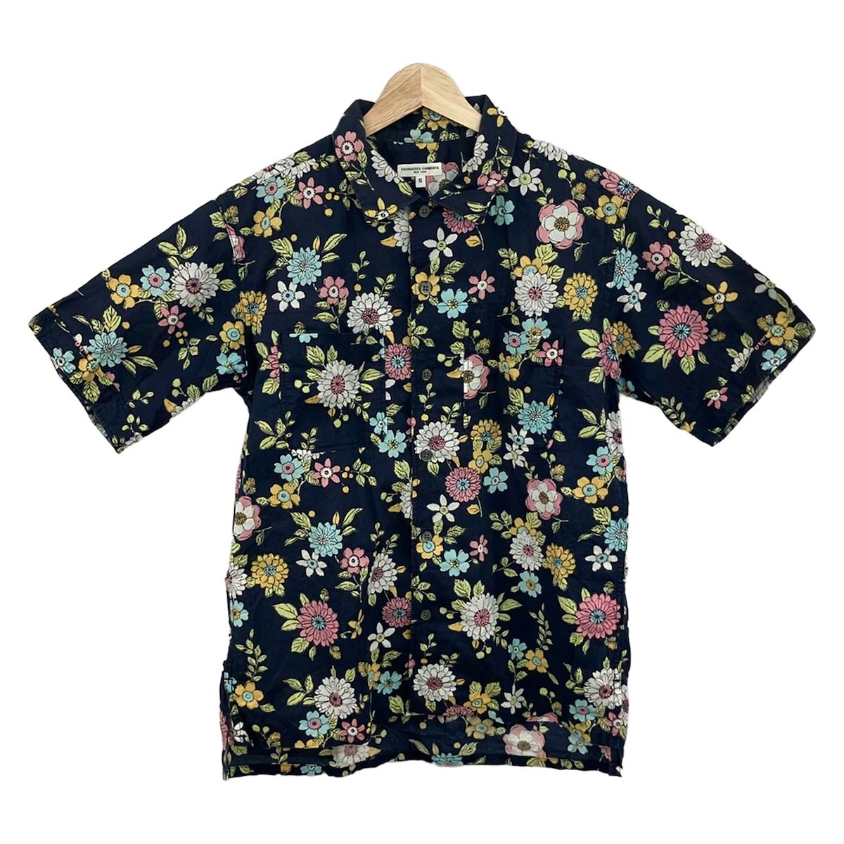 Engineered Garments(エンジニアードガーメンツ) 半袖シャツ サイズS メンズ美品 - ネイビー×白×マルチ 花柄