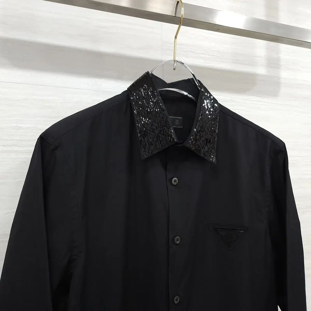 38 / PRADA プラダ ブラック 三角ロゴ スパンコール シャツ UCN412
