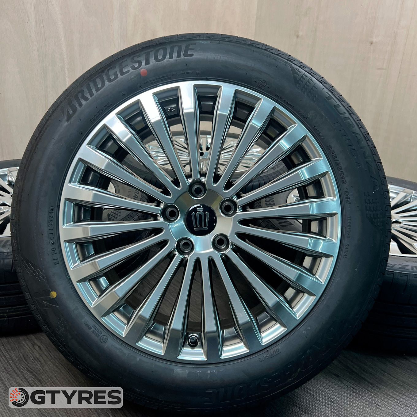 [美品] ハイエース純正15インチ 195/80R15 LT