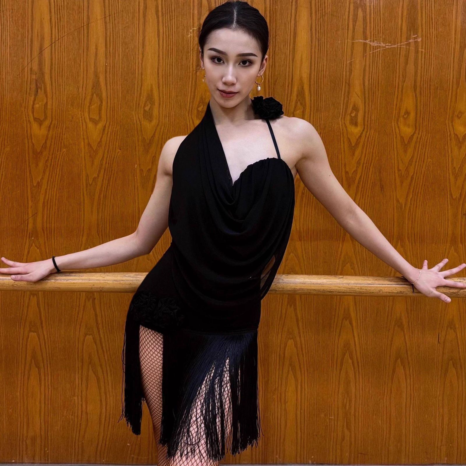 新品 ダンス衣装 レディース ラテン 社交ダンス ジャズ KPOP フリンジスカート セットアップ くびかけ 花かざり 発表会 舞台 衣装 サルサ ルンバ チャチャ モダンタンゴ ベリーダンス フラメンコ風 ステージ 衣装 練習用 練習着 黒 白