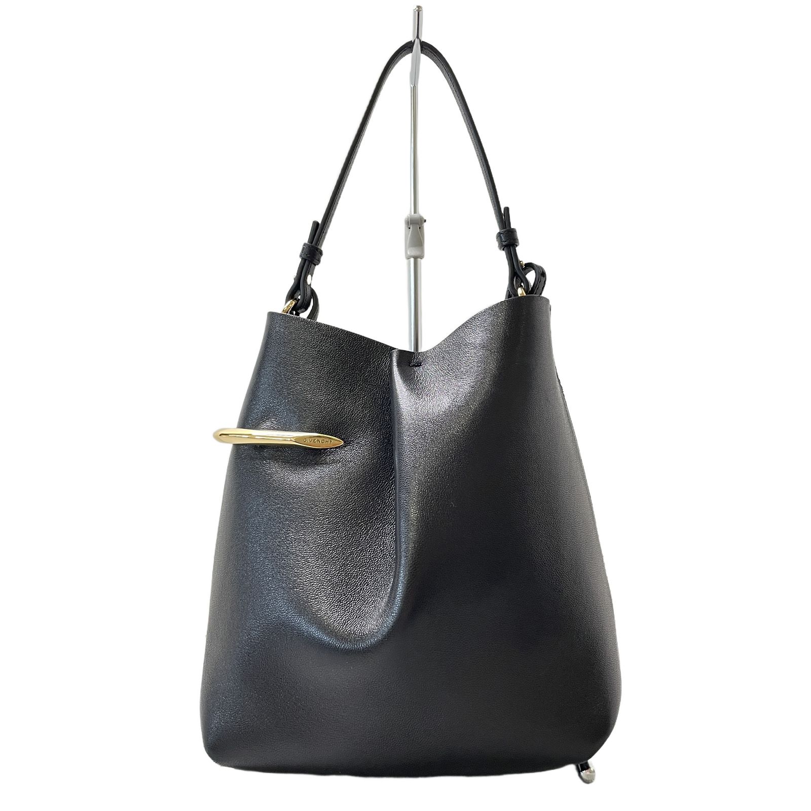 GIVENCHY ジバンシィ ピンチ ミー ポーチ ナッパレザー ブラック 26SS ハンドバッグ 斜め掛け レディース 中古 美品 T11259245
