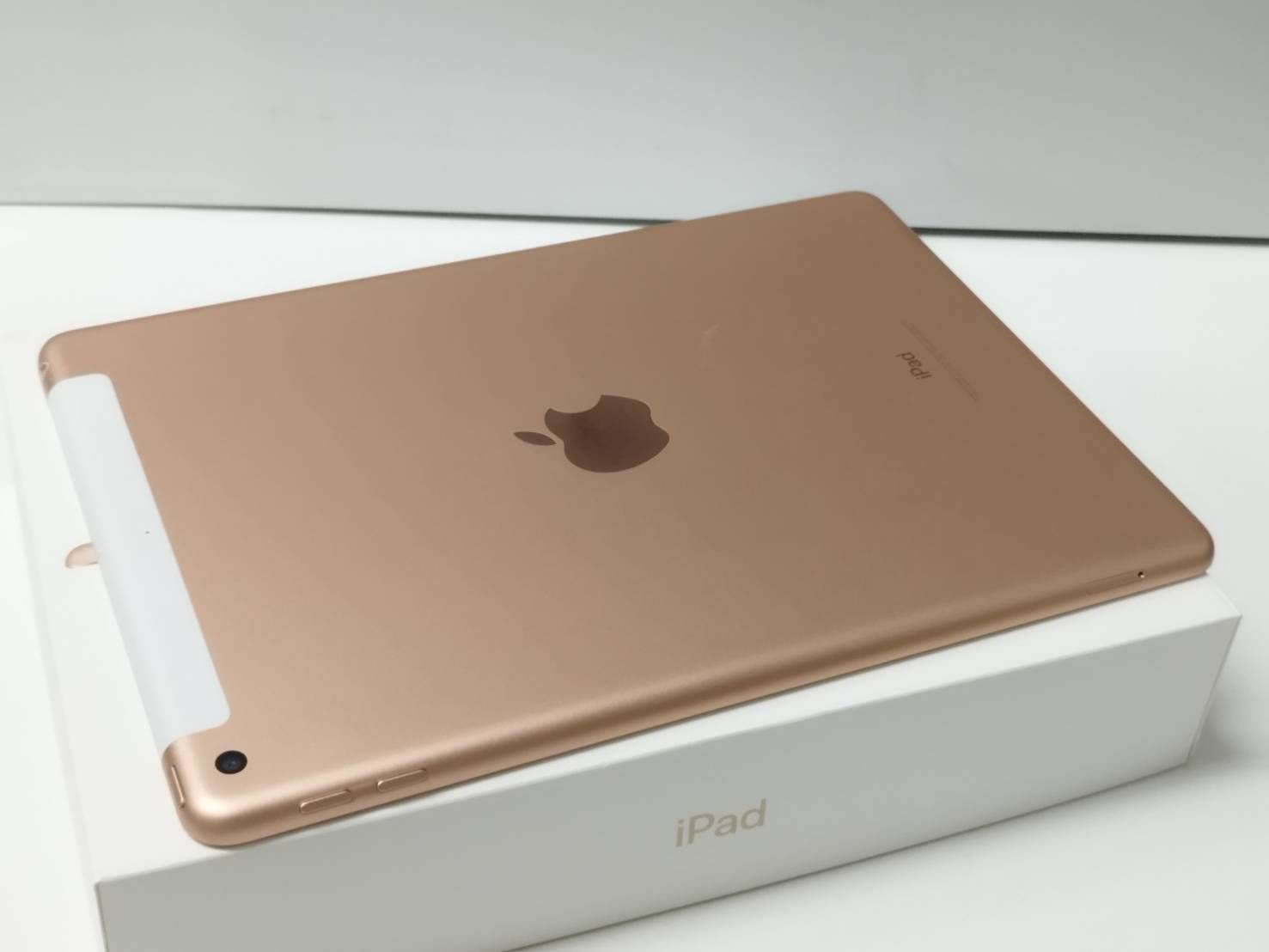 美品 iPad 第6世代 32GB Wi-Fi+セルラー - メルカリ