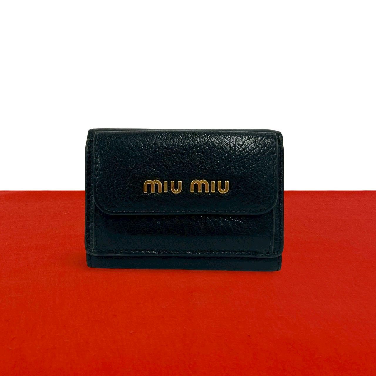 極美品/現行品● ミュウミュウ 折り財布 三つ折り ロゴ 金具 ブルー レザー 極 美品 MIUMIU ミュウミュウ ロゴ 金具 レザー 本革 三つ折り 財布