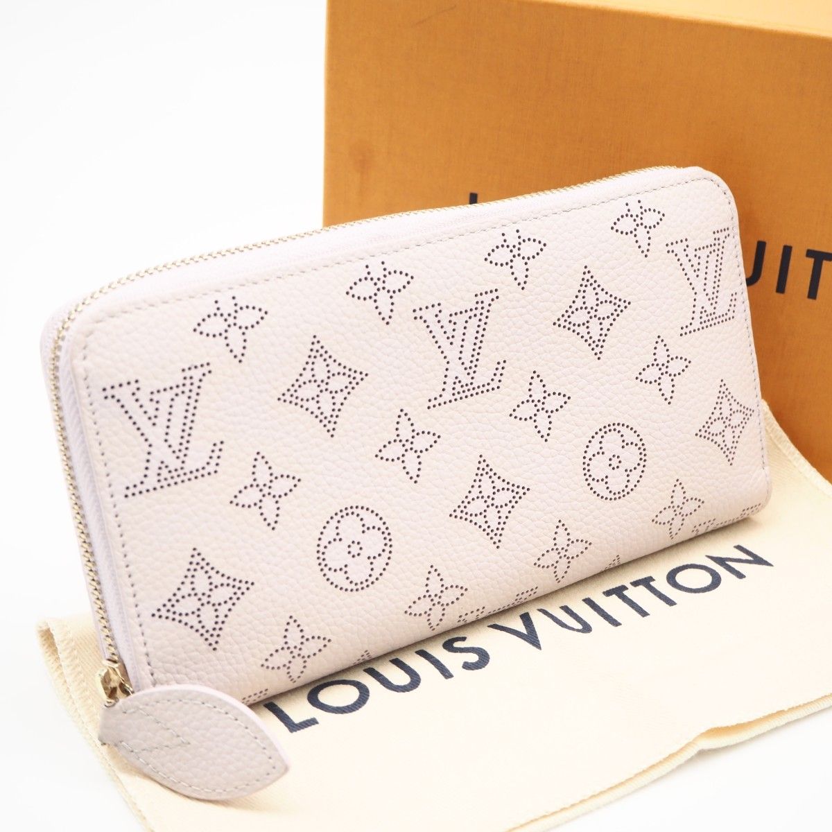 ★3日以内返品可★美品 LOUIS VUITTON ルイ・ヴィトン マヒナ ジッピーウォレット ミスティライラック M26105 長財布 パープル カーフレザー レディース 57,180円