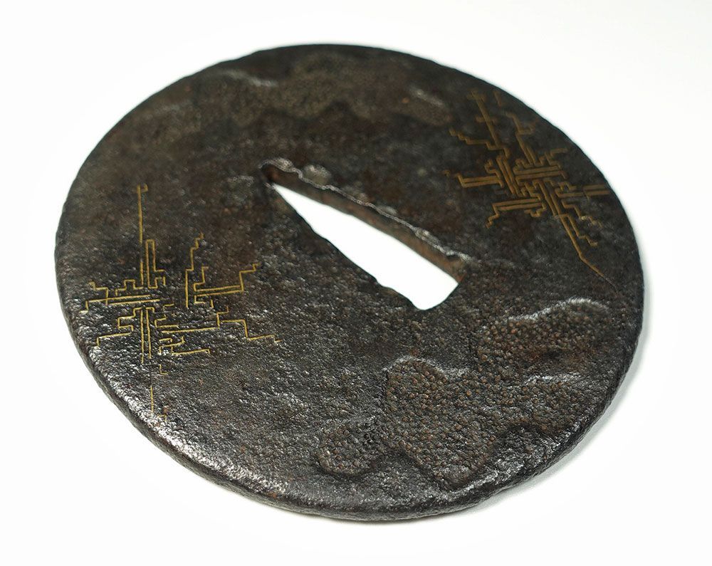 【 鉄地丸形大刀鍔 対 】　金象嵌耳　桐箱付き 送料無料】☆鉄地丸形象形文字図鐔 無銘 鋤下彫 金象嵌 紗綾形 無櫃孔