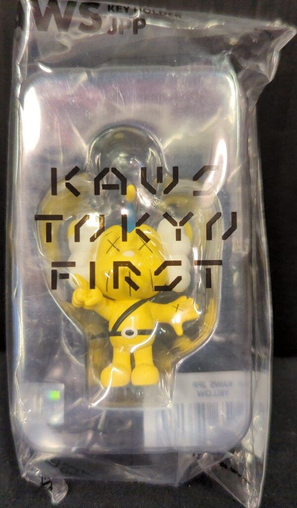 MEDICOM TOY KAWS TOKYO FIRST KAWS JPP YELLOW KEY HOLDER - メルカリ