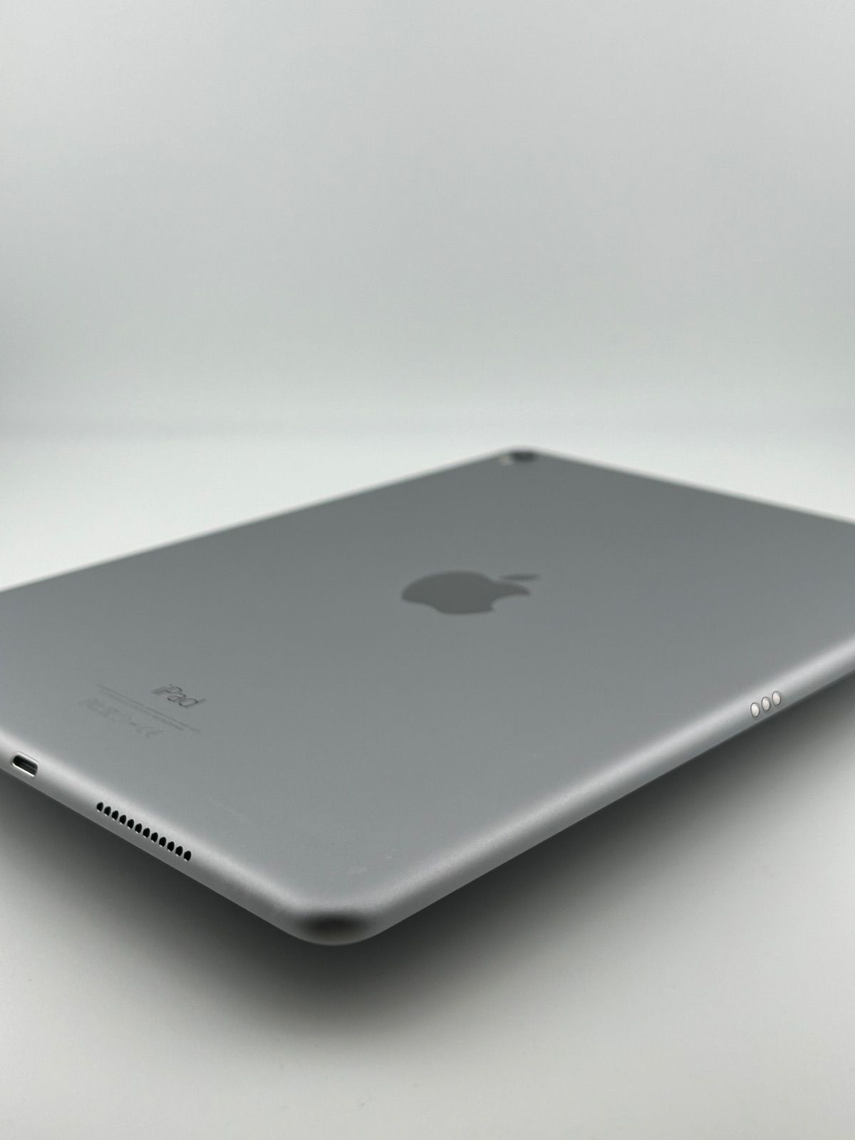 iPad Pro 9.7 128GB グレイ 中古 動作確認済 - メルカリ