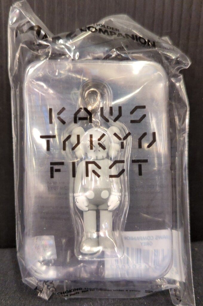 MEDICOM TOY KAWS TOKYO FIRST KAWS COMPANION GREY KEYHOLDER - メルカリ