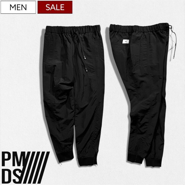 【定価31,900円(税込)】PREMIUM MOOD DENIM SUPERIOR -PMDS- ピーエムディーエス シャープなシルエットと都会的なディテールが大人の休日を格上げするナイロンジョガーパンツ 裾ZIP テーパード 520591264034