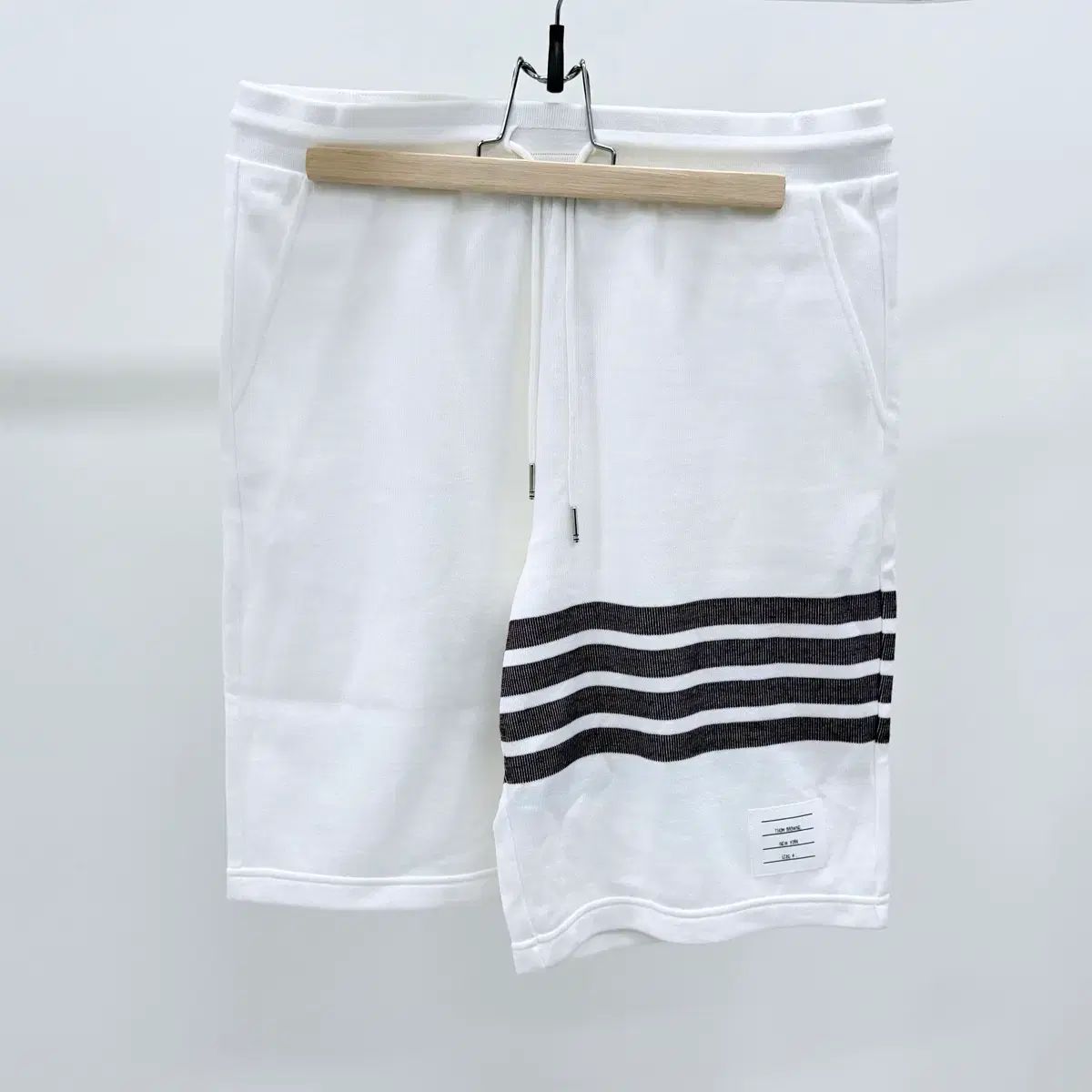 未使用 / 4 Thom Browne トム・ブラウン 斜めボーダー袖ストライプ ループバッグ スウェット ハーフパンツ 白