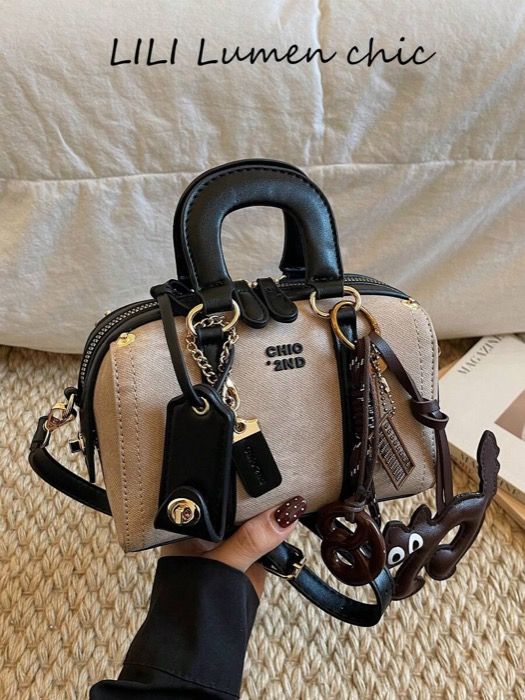 バッグ レディース ハンドバッグ このカラーブロックの女性用ハンドバッグは、文字のアクセントと小さな猫のクッキーのペンダントで装飾されています。サイドにはダイヤモンドのグリッド柄デザインがあり、滑らかなメタルジッパ