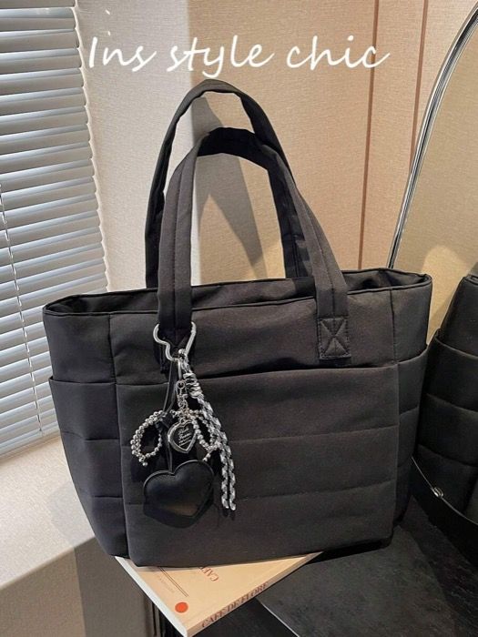 バッグ レディース トートバッグ この新しいファッショナブルな純黒のポリエステル素材のハンドバッグは女性向けに設計されており、広々とした内部を備えています。ワンショルダーデザインには滑らかなジッパー、二重のトップハ