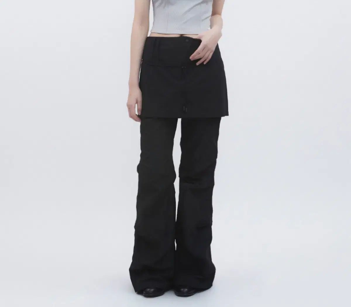 トゥオミオ TUCKED BOOTSCUT PANTS BLACK ブーツカットパンツ
