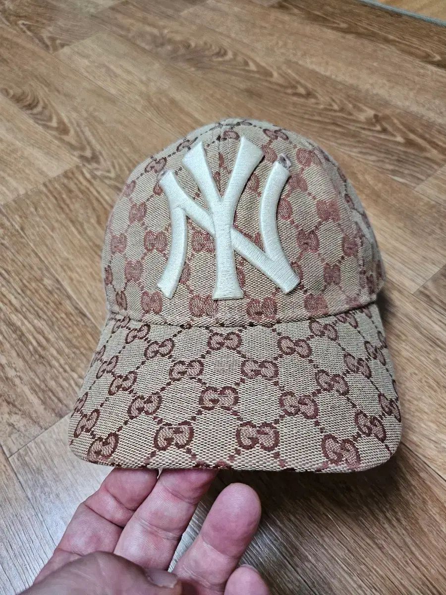 グッチ NEW ERA ニューエラ キャップ 帽子 ベージュ