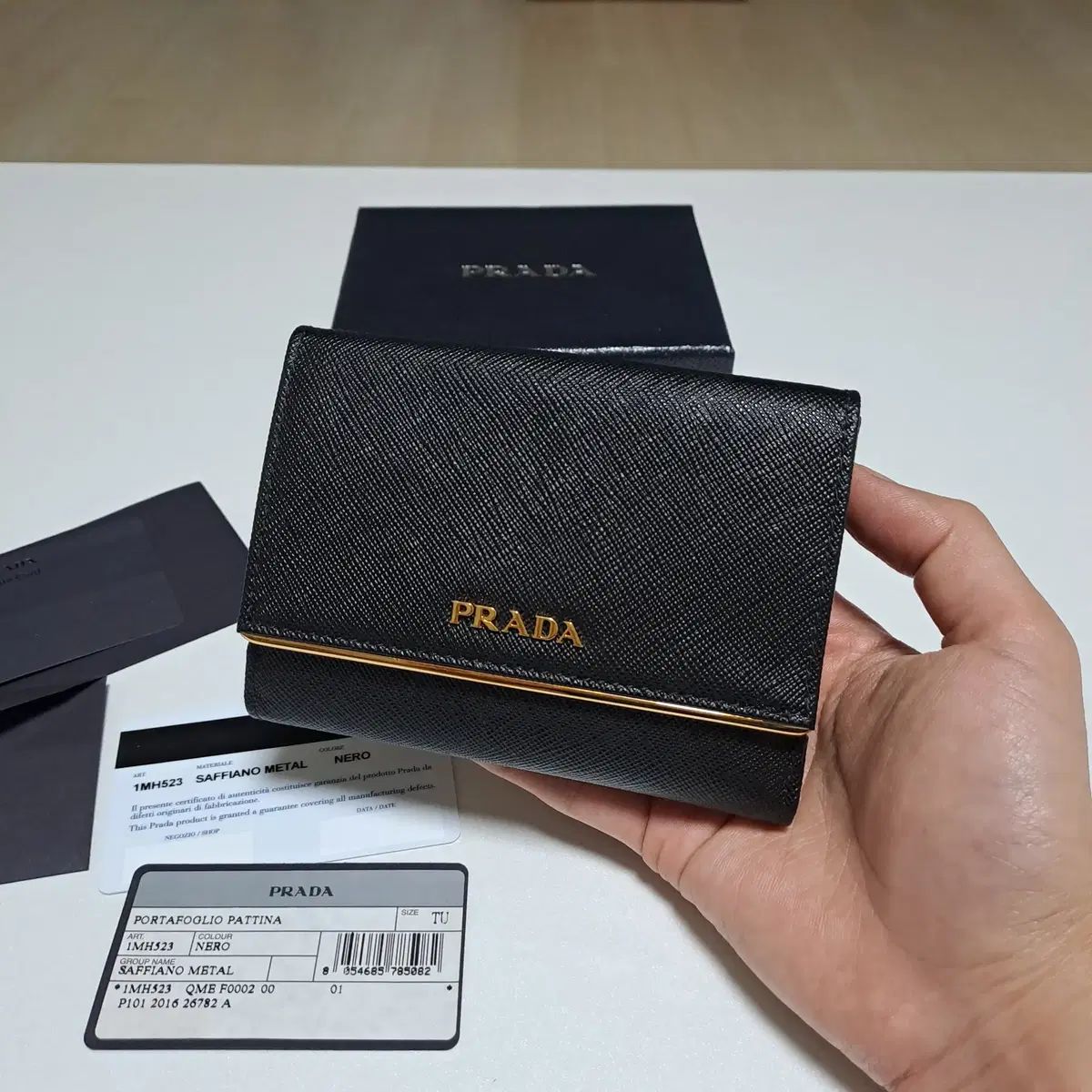 100%/正規品 PRADA プラダ サフィアーノ メタル ショート フラップ 財布 ブラック