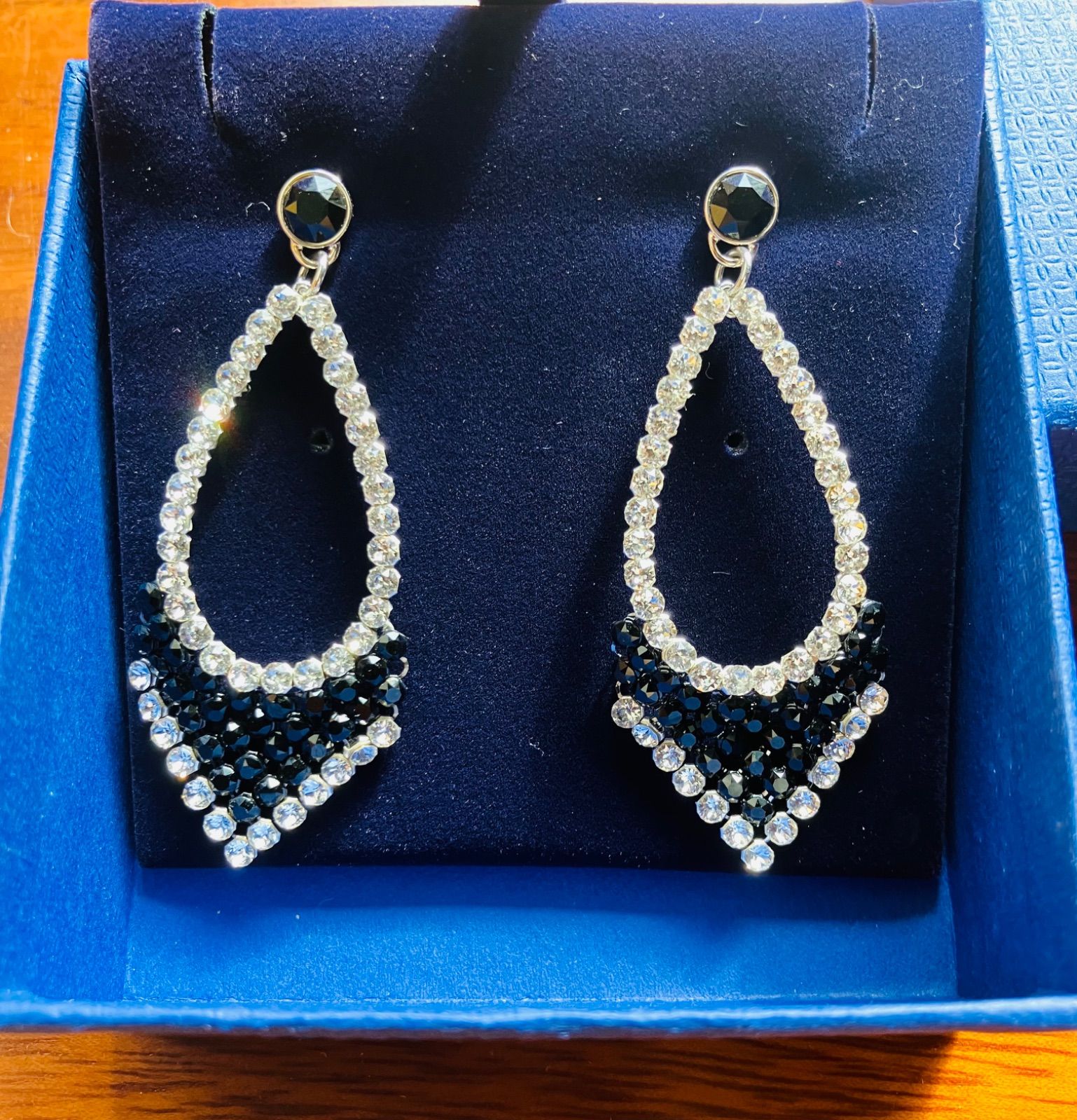 ほぼ新品　スワロフスキー　Swarovski ピアス