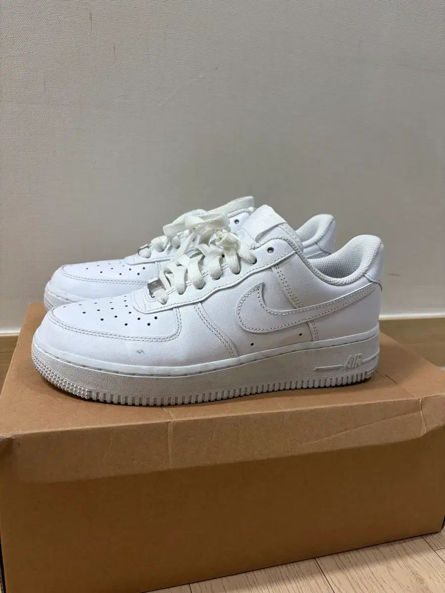 ナイキ エアフォース 白 245 (ほぼ新商品)