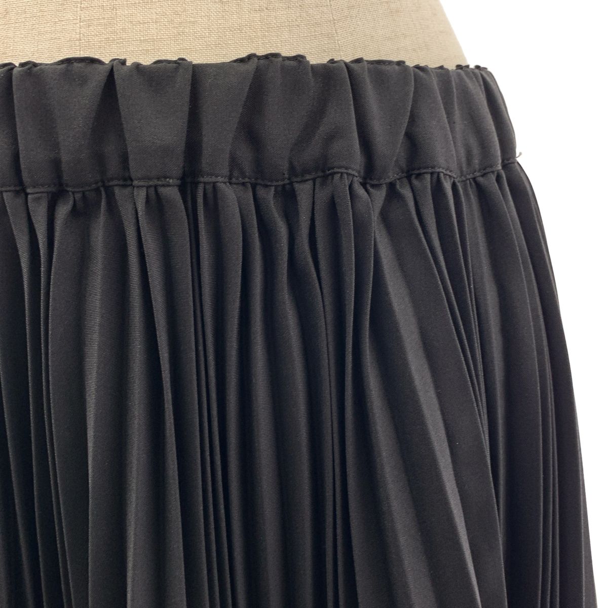 【美品】 BLACK COMME des GARCONS / ブラックコムデギャルソン | 2018AW | ポリエステル アシンメトリー ドローストリング プリーツ ボリューム スカート | S | ブラック | レディース 【美品】 BLACK COMME des GARCONS / ブラックコムデギャルソン | 2018AW | ポリエステル アシンメトリー ドローストリング プリーツ ボリューム スカート | S | ブラック | レディース