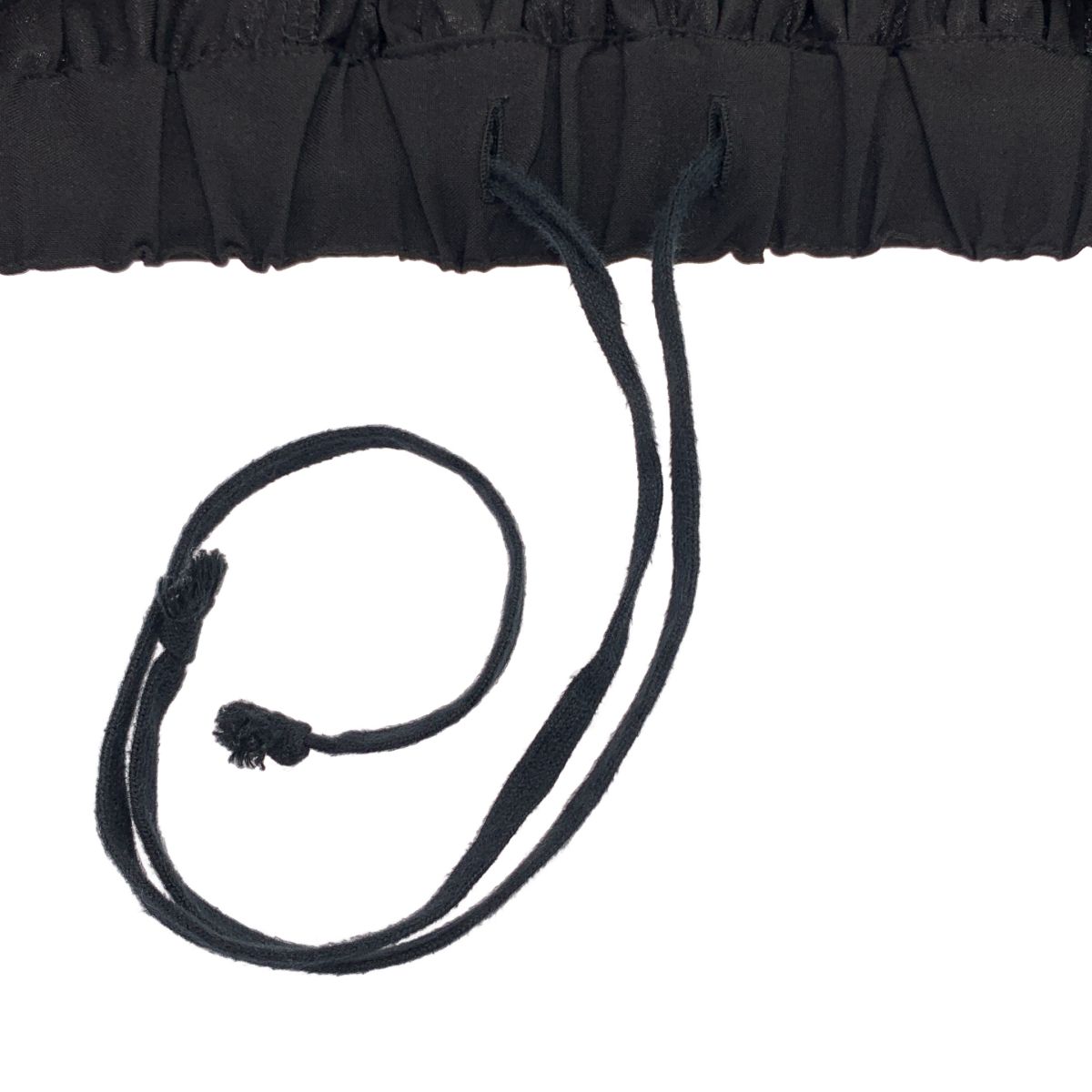 【美品】 BLACK COMME des GARCONS / ブラックコムデギャルソン | 2018AW | ポリエステル アシンメトリー ドローストリング プリーツ ボリューム スカート | S | ブラック | レディース 【美品】 BLACK COMME des GARCONS / ブラックコムデギャルソン | 2018AW | ポリエステル アシンメトリー ドローストリング プリーツ ボリューム スカート | S | ブラック | レディース