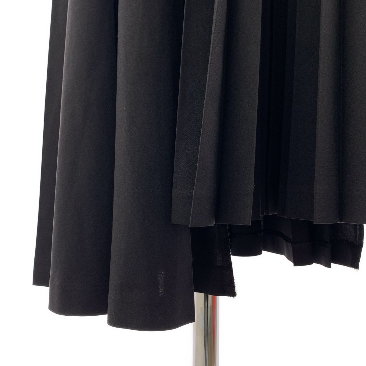 【美品】 BLACK COMME des GARCONS / ブラックコムデギャルソン | 2018AW | ポリエステル アシンメトリー ドローストリング プリーツ ボリューム スカート | S | ブラック | レディース 【美品】 BLACK COMME des GARCONS / ブラックコムデギャルソン | 2018AW | ポリエステル アシンメトリー ドローストリング プリーツ ボリューム スカート | S | ブラック | レディース