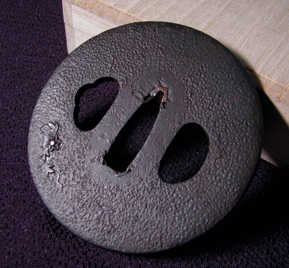 時代武具 鉄地鍔 鉄線唐草文 桐箱付 江戸時代/鐔/26d058 - メルカリ