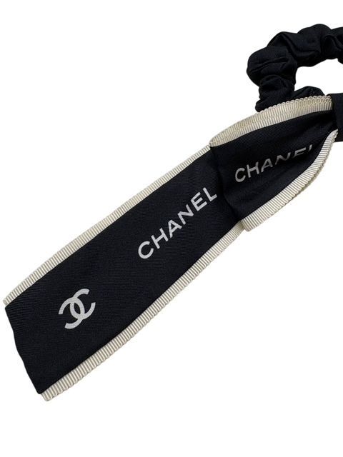 CHANEL ジェニー着用 未使用タグ有 ロゴシュシュ シャネル 大人気！22Aロゴプリントリボンシュシュ・ジェニー着用