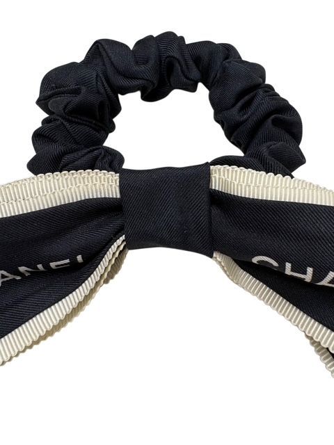 CHANEL ジェニー着用 未使用タグ有 ロゴシュシュ シャネル 大人気！22Aロゴプリントリボンシュシュ・ジェニー着用