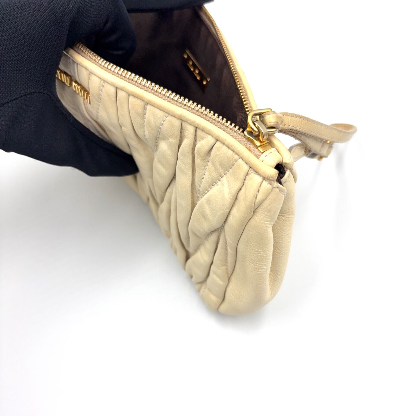 miu miu マテラッセ レザー アイボリー クラッチバッグ ゴールド 