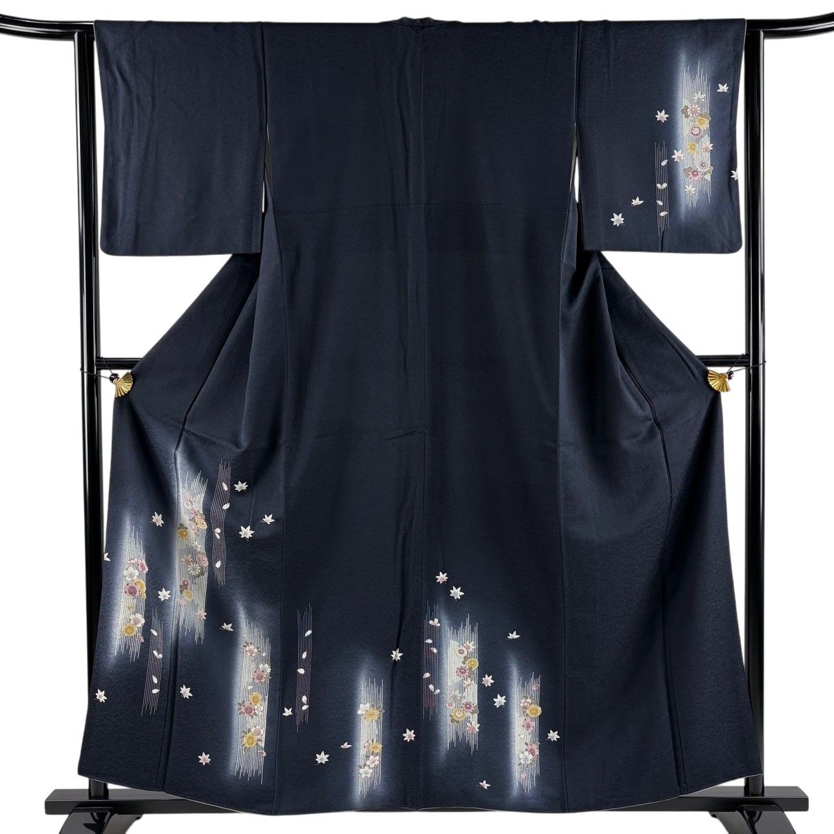 付下げ 身丈158cm 裄丈63cm S 袷 菊 楓 金彩 ぼかし 濃紺 正絹 秀品 【中古】