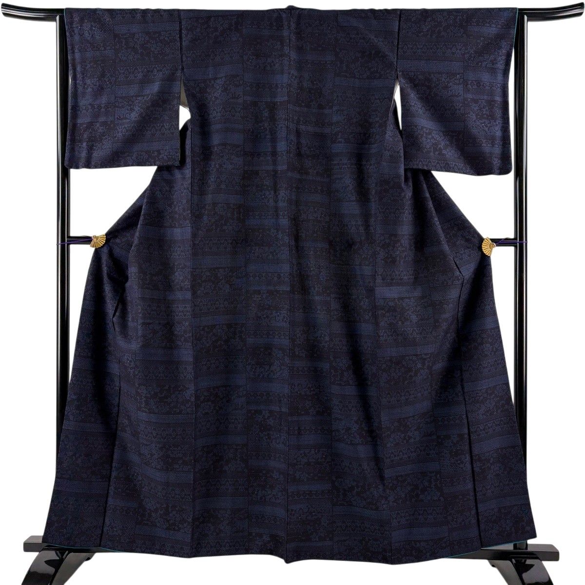 【美品】 紬 身丈159.5cm 裄丈63cm S 袷 証紙 亀甲絣 段縞 紺色 正絹 秀品 【中古】