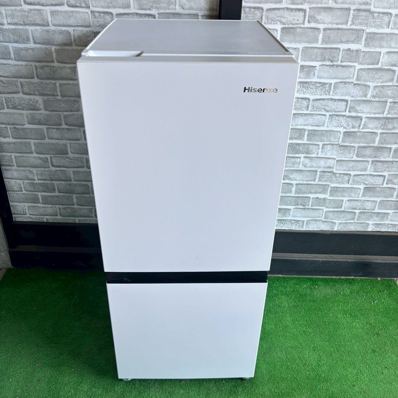 Hisense✨2ドア冷蔵庫✨ＨＲ－Ｄ13E2Ｗ✨135Ｌ✨2022年製✨動作確認済(保証３ヵ月）・洗浄・除菌済み✨USED品【こちらは店舗です。浜村鹿野温泉ICから3分 買取本舗 宮本リサイクル 営業時間9～19時 定休日水曜のみ】 Hisense ハイセンス 2022年製 冷蔵庫 135L 2ドア ホワイト 白 人気
