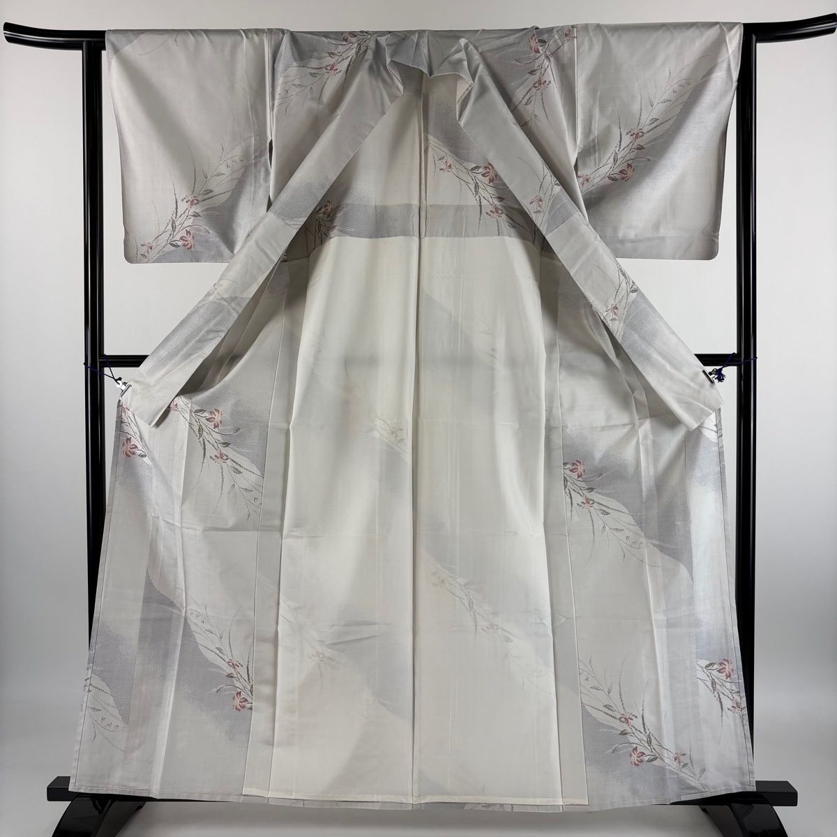 美品】 紬 身丈162cm 裄丈64cm M 単衣 草花 灰白 正絹 秀品 【中古