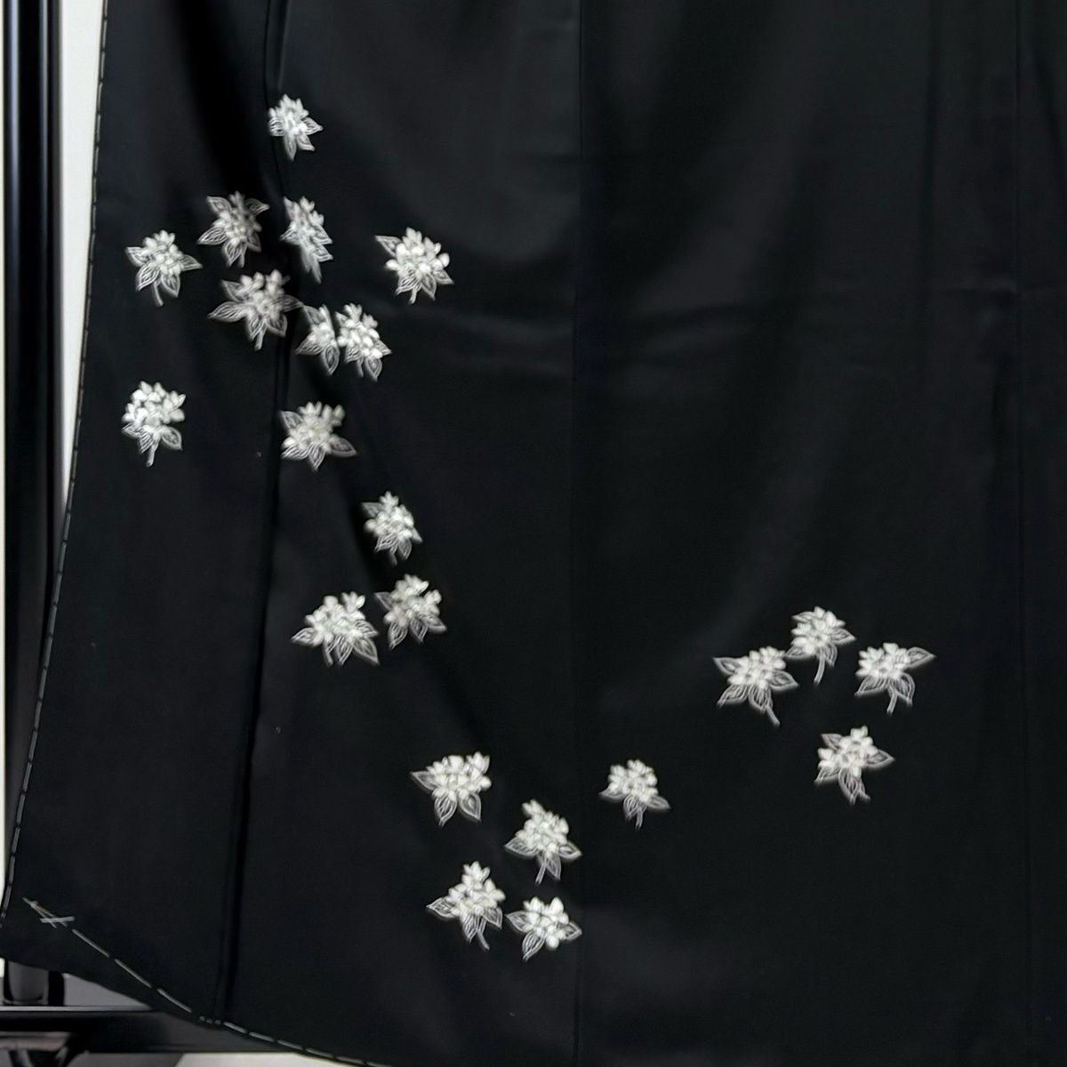 付下げ 身丈160.5cm 裄丈64cm M 袷 草花 刺繍 黒 正絹 秀品 【中古
