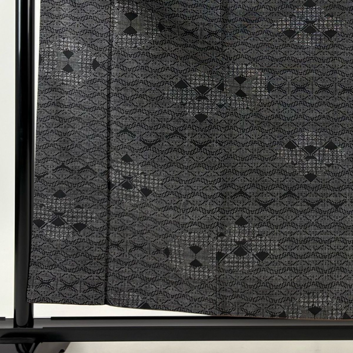 美品】 紬 身丈157.5cm 裄丈64cm M 袷 幾何学模様 黒灰 正絹 優品