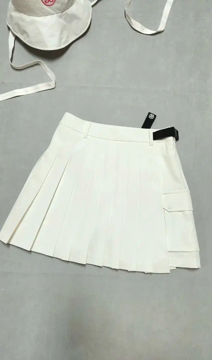 현백購入 G FORE(ジーフォア) 白 67サイズ出品 生商品級