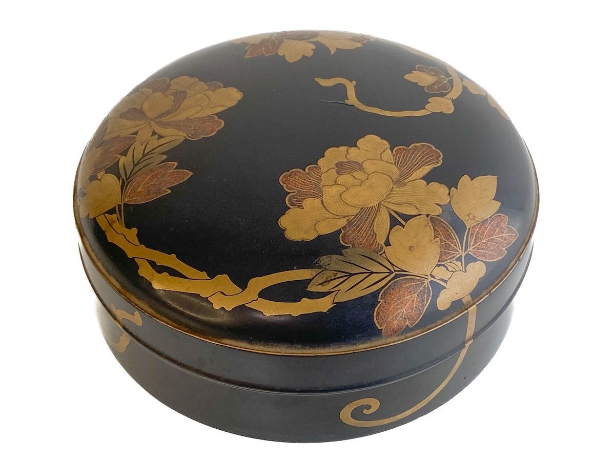 【TK376】木製漆器 唐草蒔絵 小物入れ キャンディーボックス 直径14cm 高さ5.5cm 重さ216g　伝統 工芸 骨董 古美術 器 和風