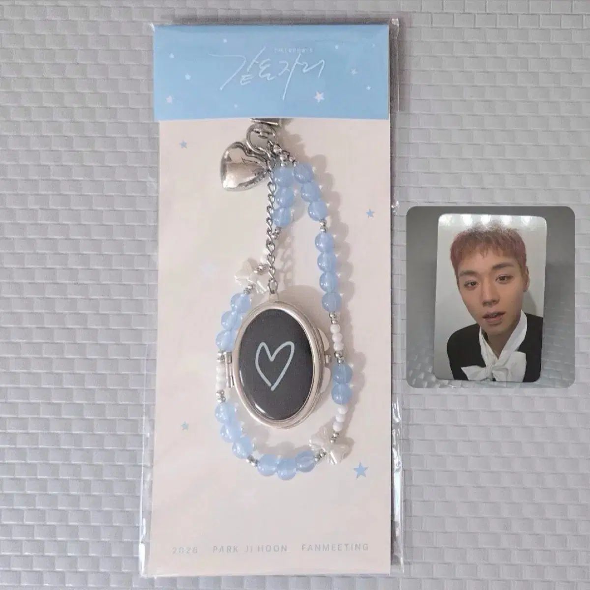 パク・ジフン(PARK JIHOON) 同席 MD フォトミラーキーホルダー 出品