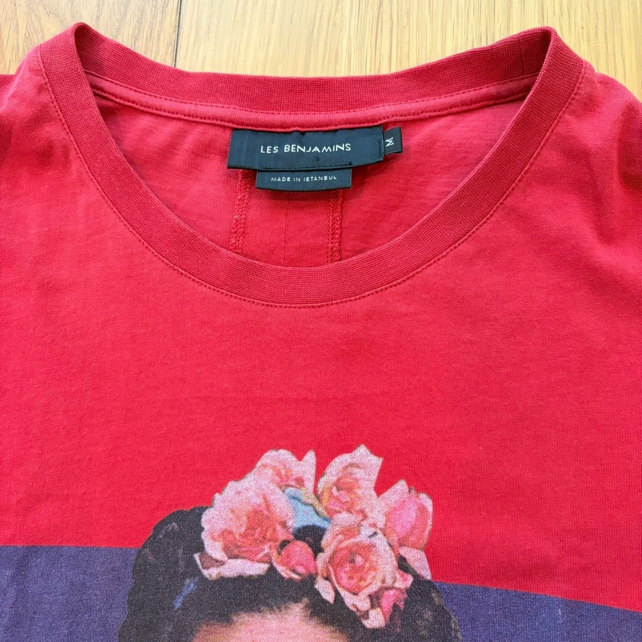 LES BENJAMINS グラフィックTシャツ 赤 フォトプリント 半袖 