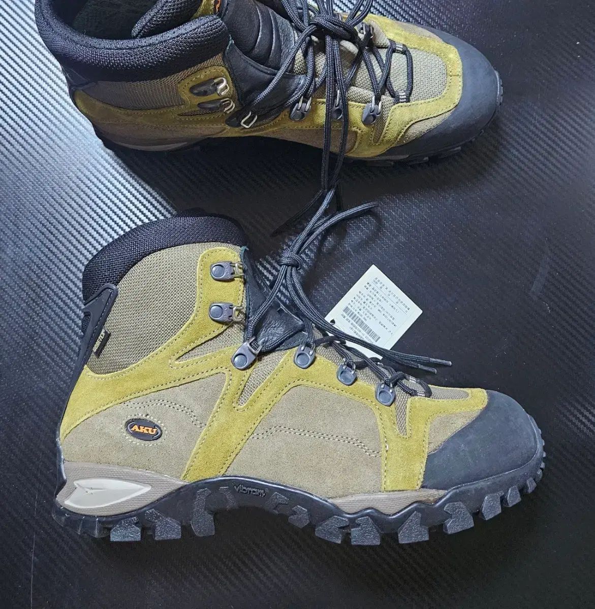 275 AKU スイテリー スウェード 証等山靴 新品