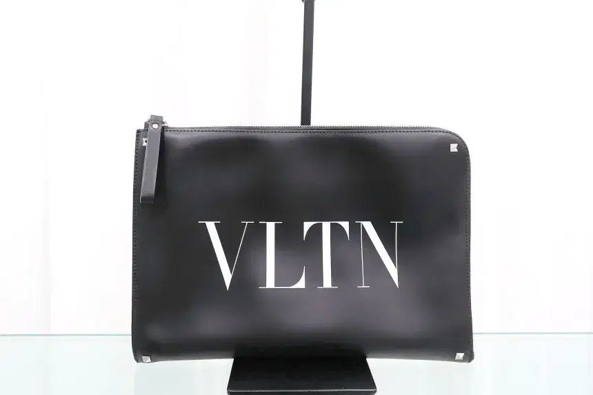 ヴァレンティノ VLTN ロゴ クラッチバッグ VY2B0457 WJW 0NI