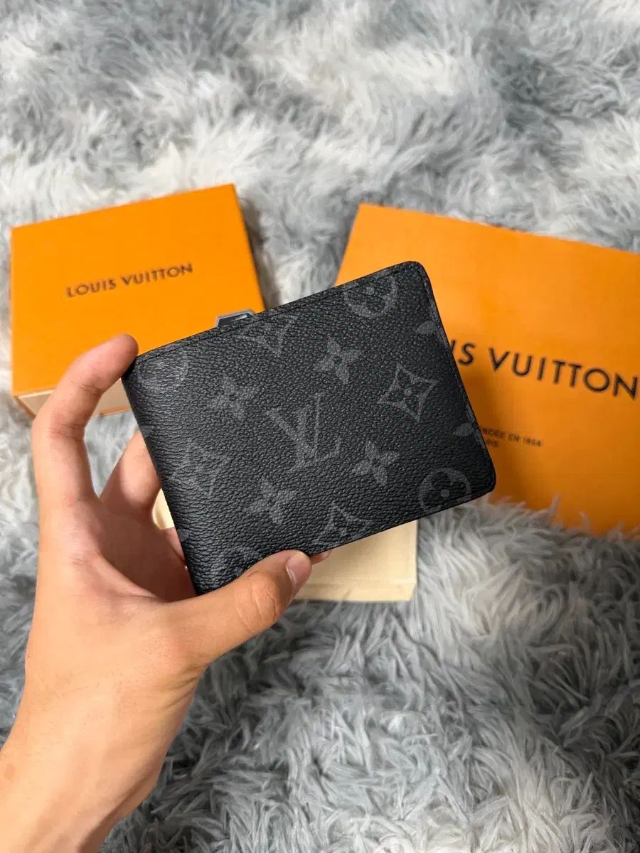 ルイヴィトン エクリプス 二つ折り財布 ほぼ新品