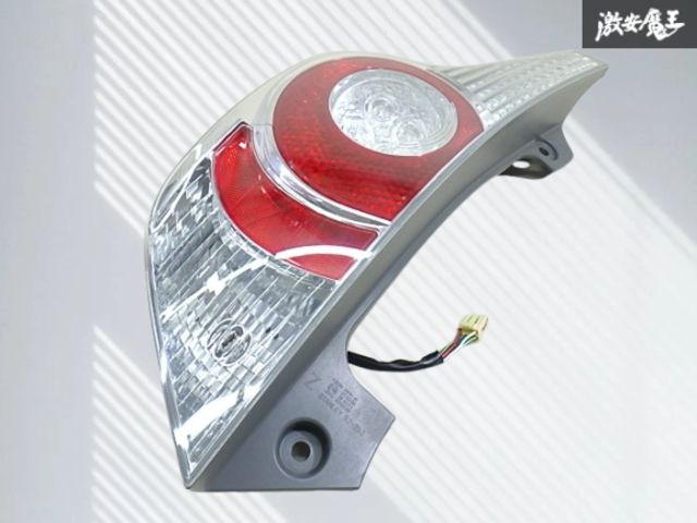 【点灯OK！】TOYOTA トヨタ 純正 NHP10 アクア LED テールライト テールランプ レンズ 左 左側 助手席側 刻印 Z STANLEY 52-252 即納 棚