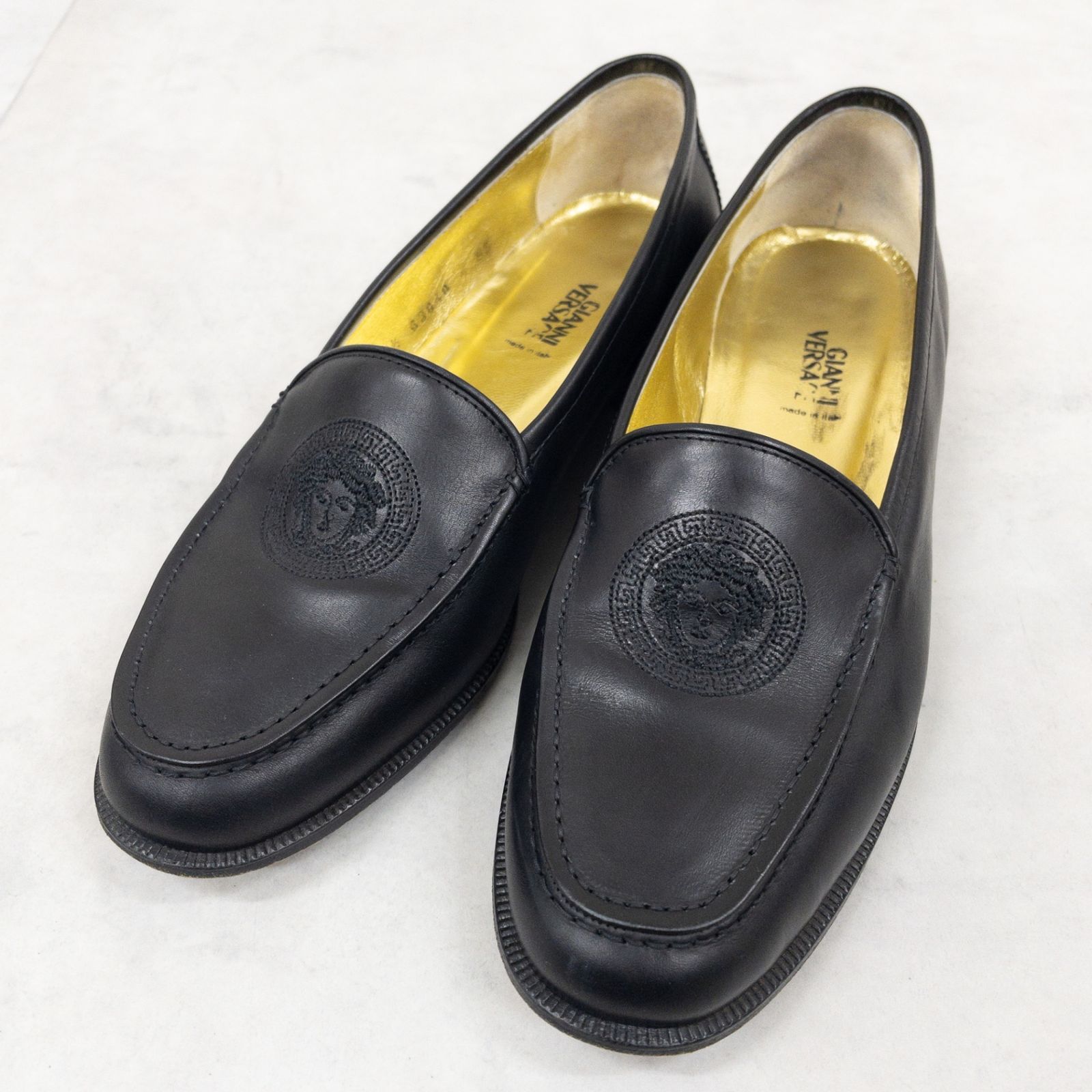 GIANNI VERSACE ジャンニヴェルサーチ フラットシューズ ローファー スリッポン メデューサ刺繍 レザー ブラック イタリア製 レディース 37.5 b01532