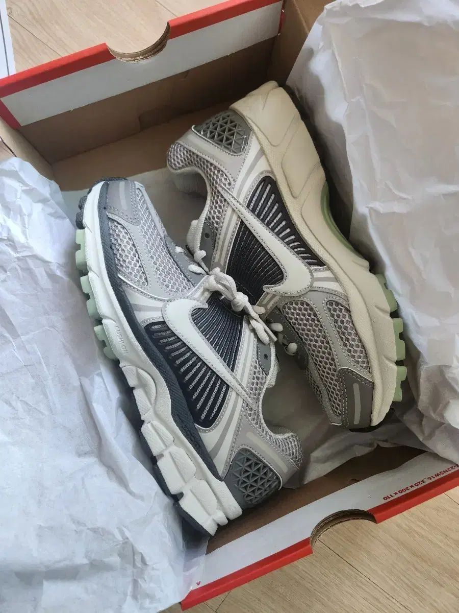 NIKE ナイキ ズーム ボメロ 5 コブルストン/ライト ボーン 245 新品