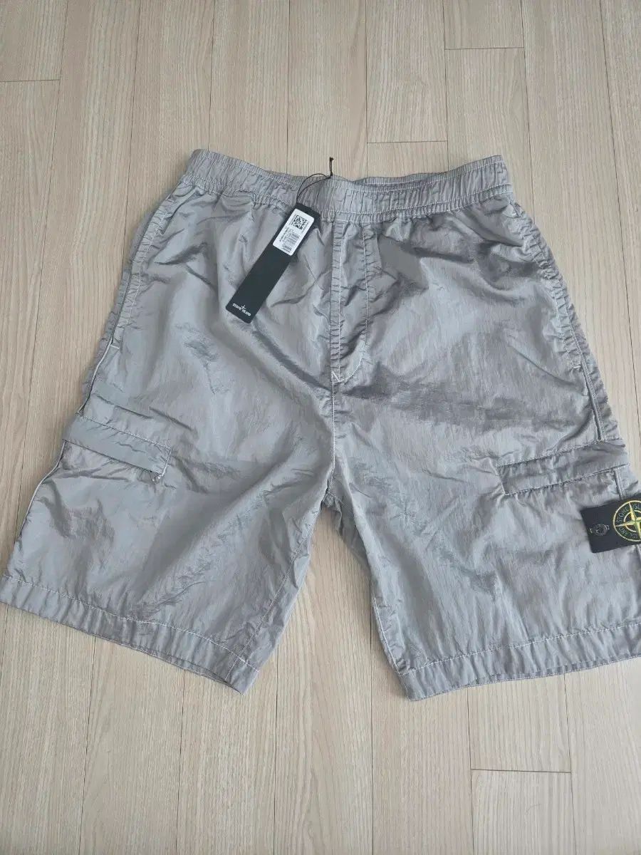 32)22SS STONE ISLAND ストーンアイランド Ecco エコー / エコニル メタルアイス ハーフパンツ出品