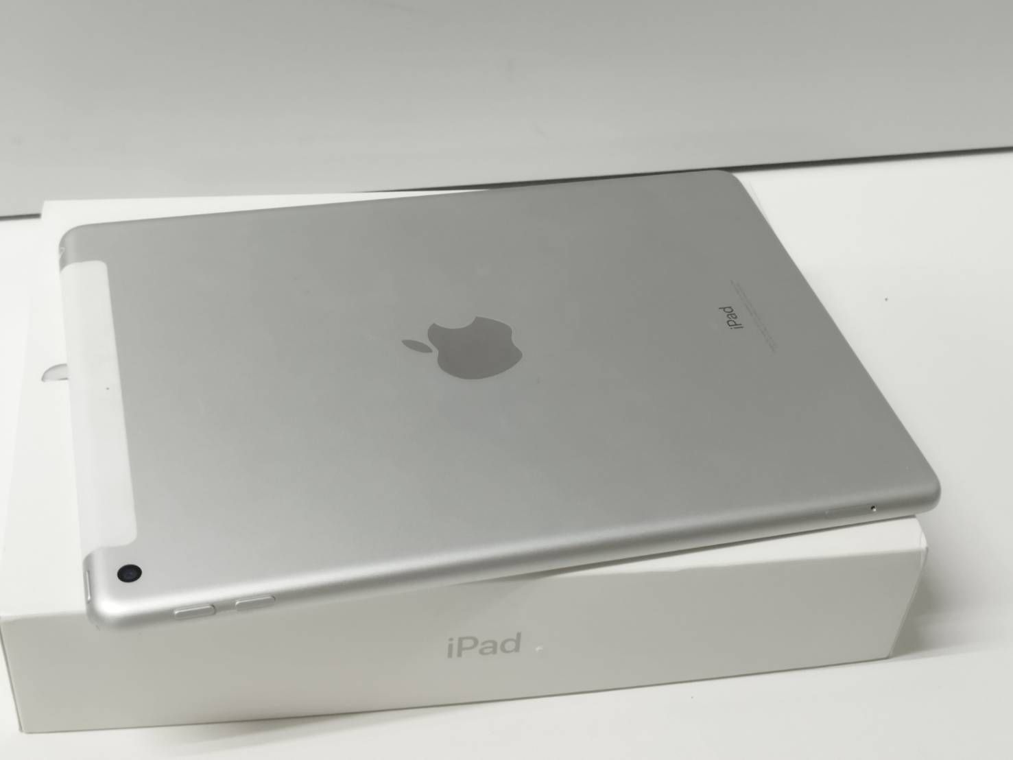 良品】iPad 第6世代 32GB Wi-Fi+セルラー - メルカリ
