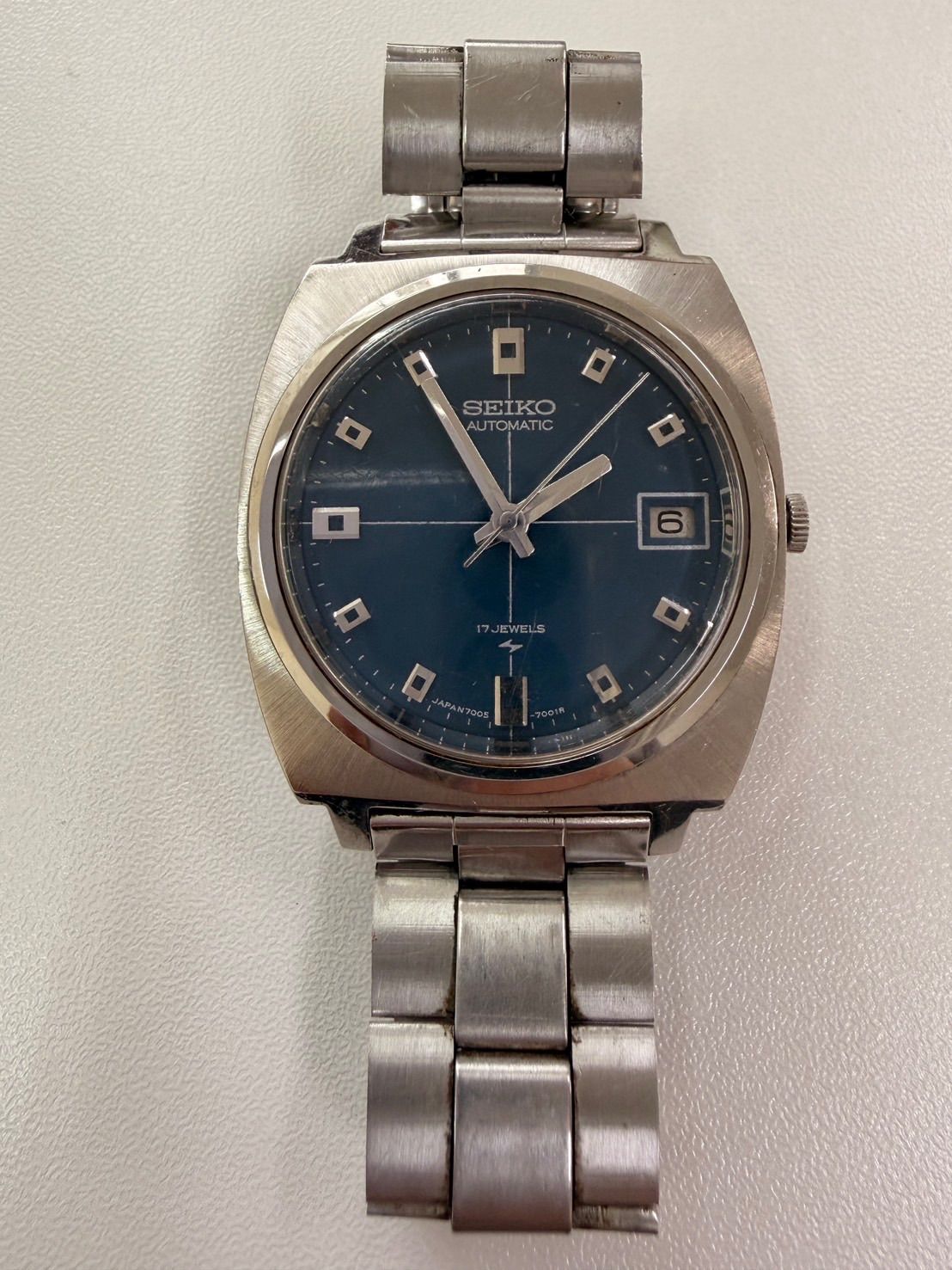 【中古品】 SEIKO セイコー 文字盤 ネイビー メンズ アナログ 機械式自動巻 17石 稼働 7005-7001 現状品